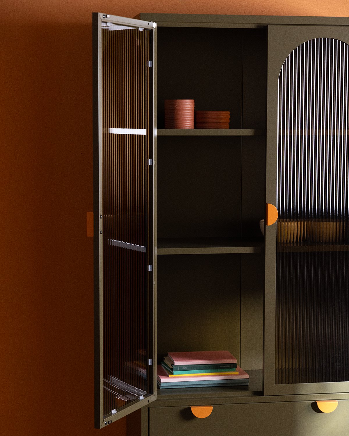 Buffet Haut à 2 Portes et 2 Tiroirs en Acier Laminé et Verre Andrius, image de la gelerie 3