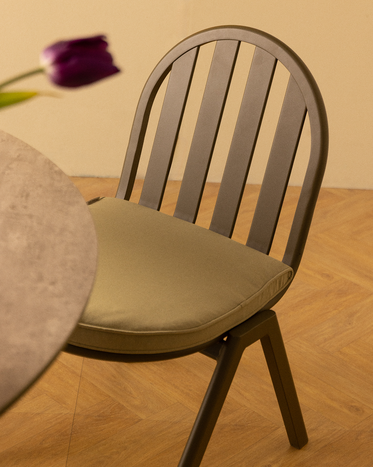 Chaise de Salle à Manger en Aluminium et Tissu Llibet, image de la gelerie 3