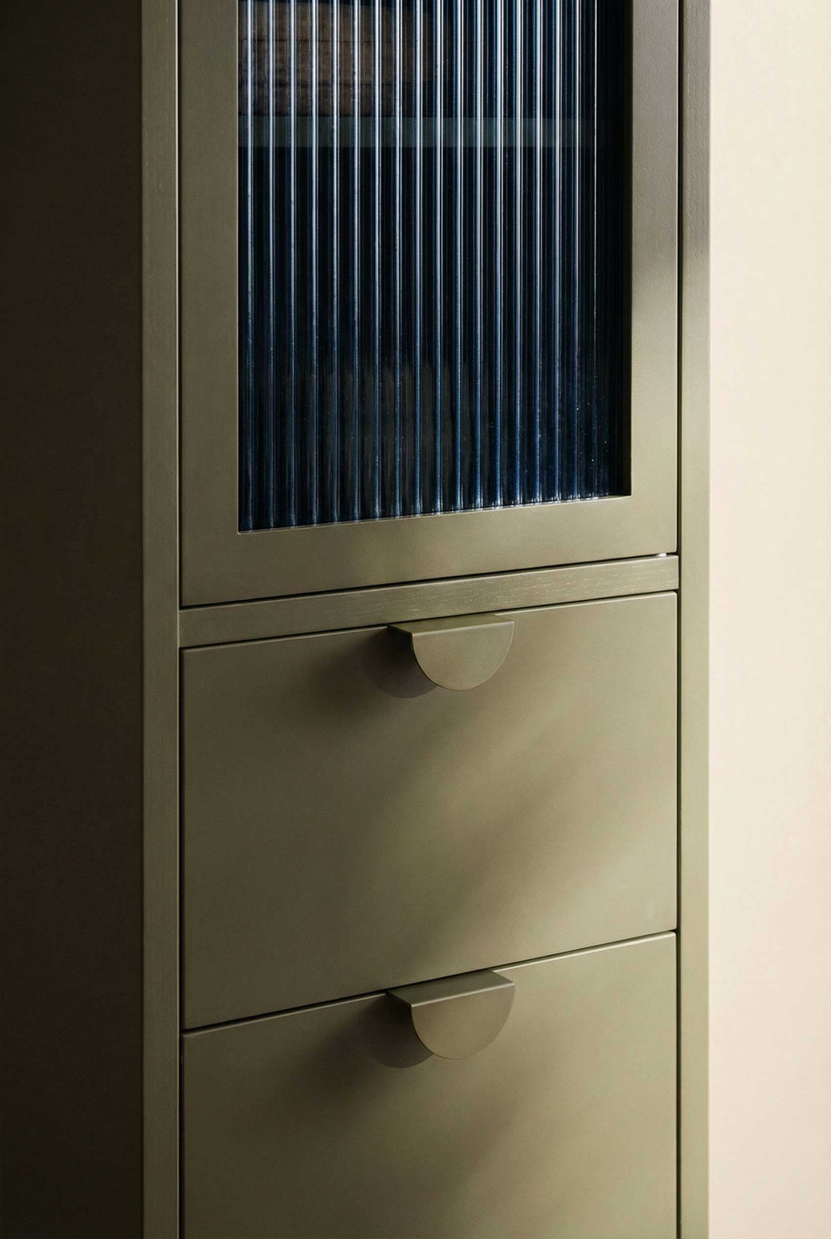 Vitrine à 1 Porte et 4 Tiroirs 180x40 cm en Acier Laminé et Verre Andrius, image de la gelerie 3