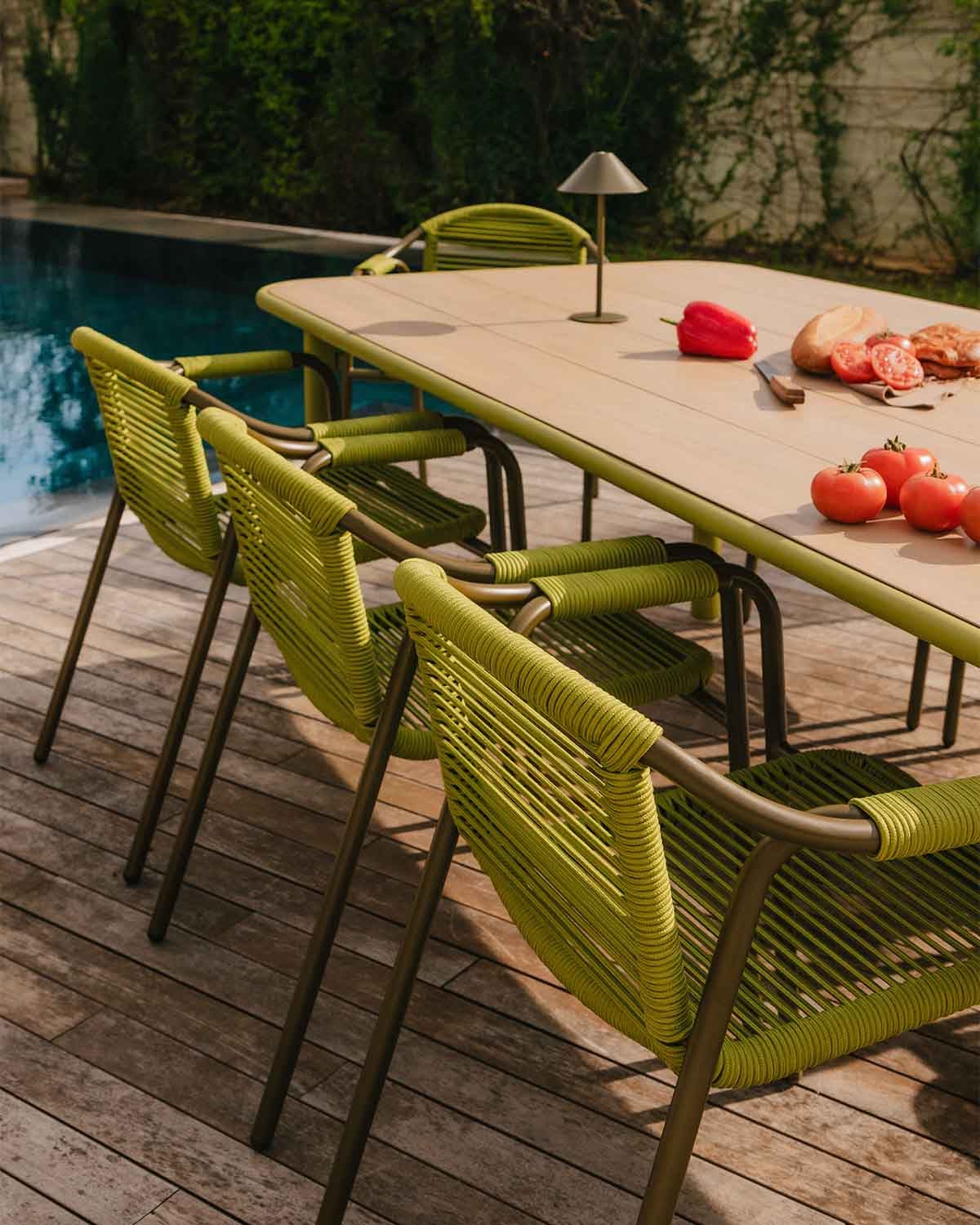 Ensemble Table Rectangulaire en Bois d'Acacia (240x110 cm) Caitlyn et 8 Fauteuils en Métal Murna pour Extérieur, image de la gelerie 3