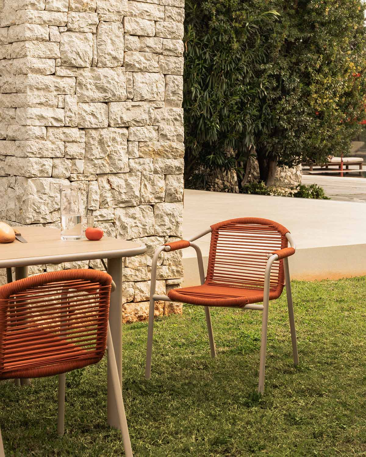 Ensemble Table Rectangulaire en Bois d'Acacia (240x110 cm) Caitlyn et 8 Fauteuils en Métal Murna pour Extérieur, image de la gelerie 3