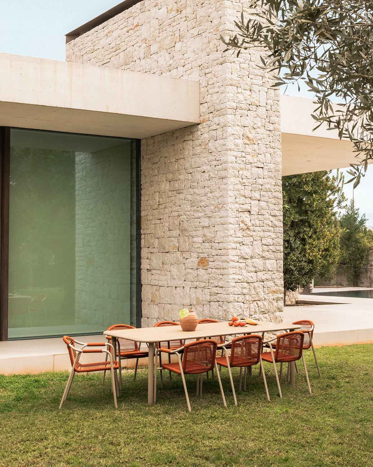 Ensemble Table Rectangulaire en Bois d'Acacia (240x110 cm) Caitlyn et 8 Fauteuils en Métal Murna pour Extérieur, image de la gelerie 2