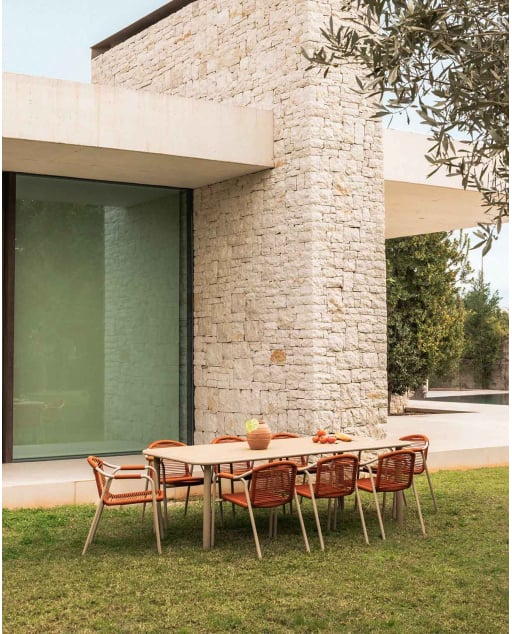 Ensemble Table Rectangulaire en Bois d'Acacia (240x110 cm) Caitlyn et 8 Fauteuils en Métal Murna pour Extérieur