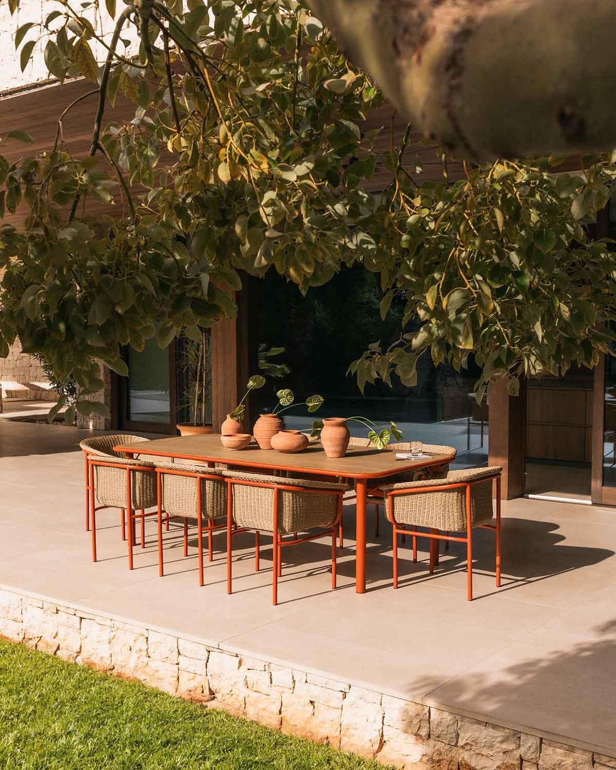 Ensemble Table Rectangulaire (240x110 cm) et 8 Chaises d'Extérieur en Bois d'Acacia et Métal Caitlyn, image de la gelerie 2