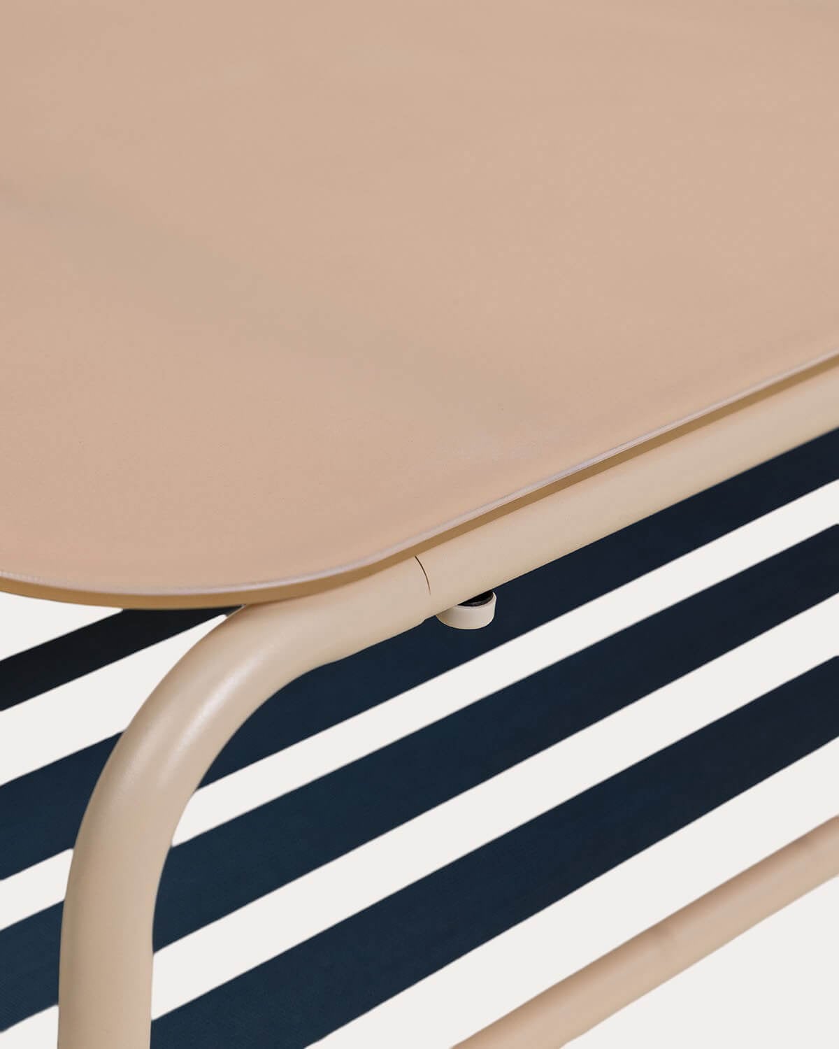 Ensemble de Jardin avec Canapé 2 Places, 2 Fauteuils et Table Basse en Métal et Tissu Ohiane, image de la gelerie 7