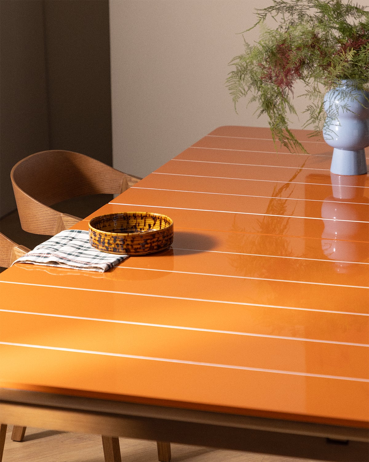 Table de Salle à Manger Rectangulaire Extensible en Ciment avec Aspect Carrelage et Bois d'Acacia (225-330 x100 cm) Ubel, image de la gelerie 3