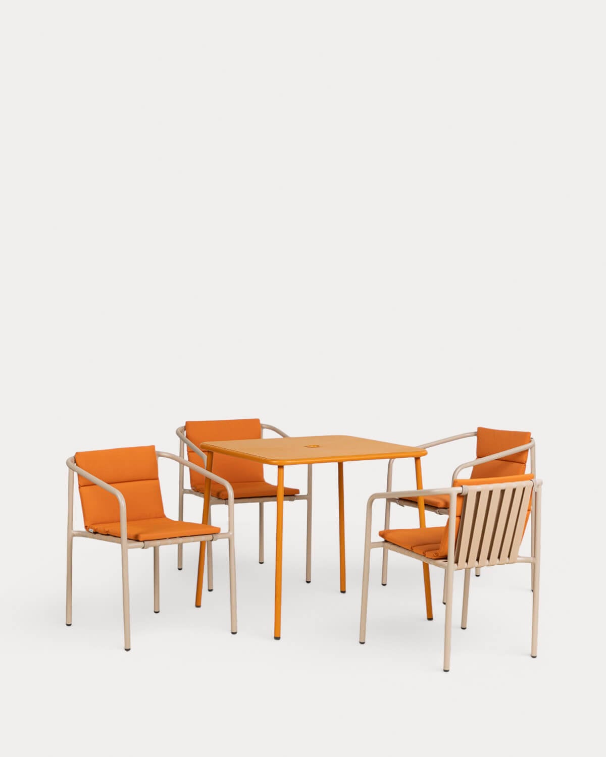 Set table carrée (78x78 cm) Mijail et 4 Fauteuils en étal Vinke pour Usage Extérieur, image de la gelerie 1