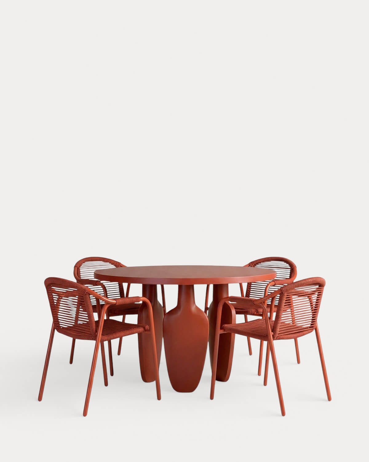 Ensemble Table Ronde en Ciment Ylena (Ø120 cm) et 4 Chaises d'Extérieur avec Accoudoirs en Métal et Corde Murna, image de la gelerie 1