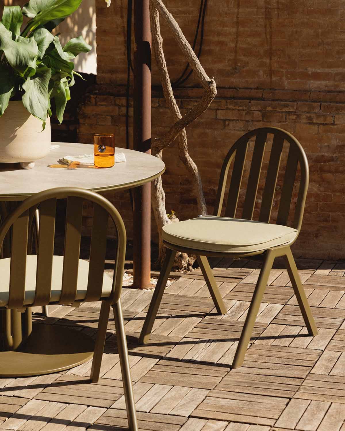 Ensemble Table Ronde (Ø120 cm) et 4 Chaises d'Extérieur en Métal et Verre Trempé Llibet, image de la gelerie 3