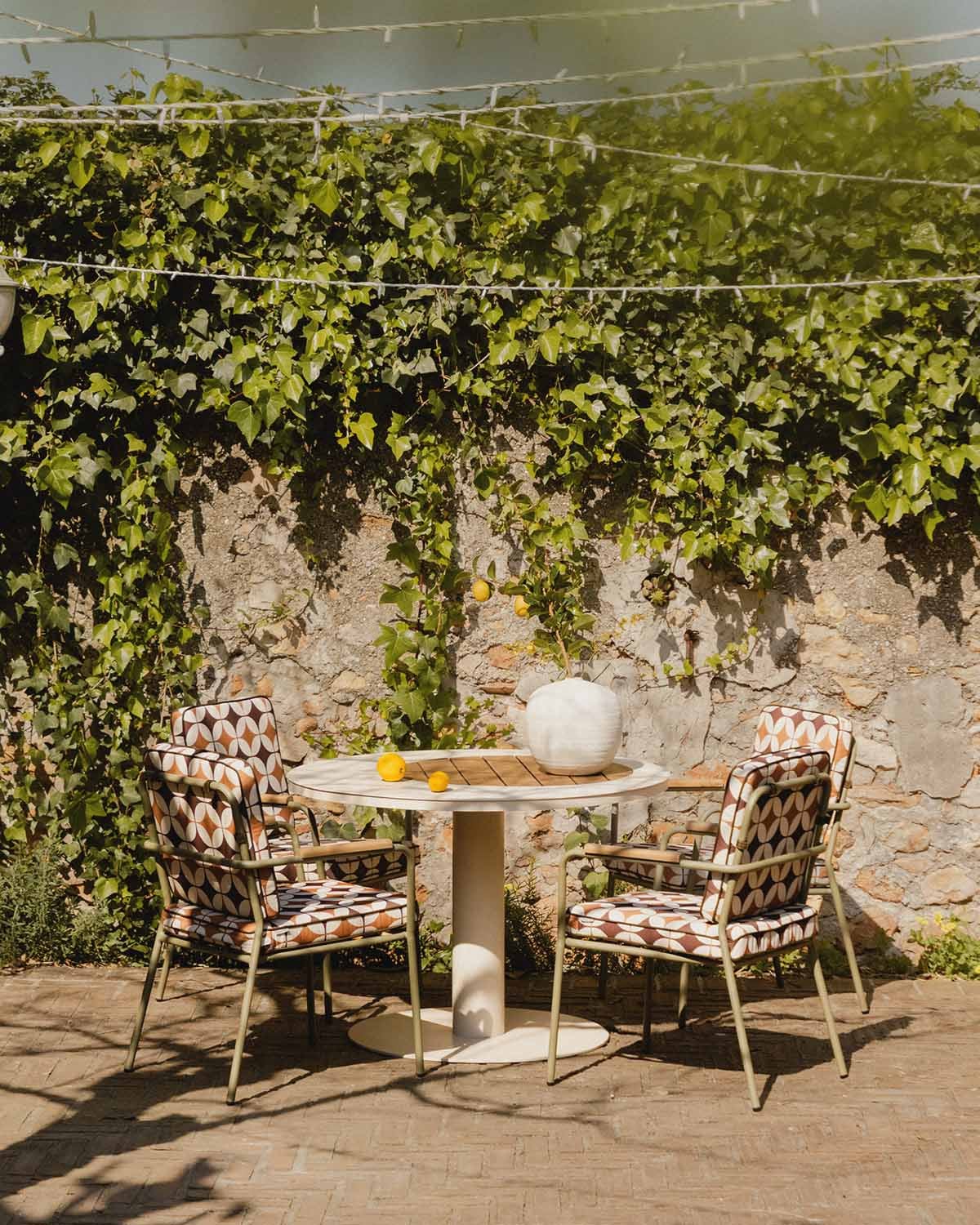 Table Ronde d'Extérieur en Métal et Bois de Teck (Ø110 cm) Lirae, image de la gelerie 2