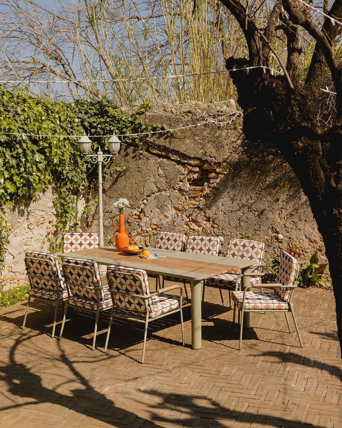 Ensemble Table Rectangulaire (220x110 cm) Lirae et 8 Chaises en Métal et Bois avec Accoudoirs Edimbra d'Extérieur, image de la gelerie 2