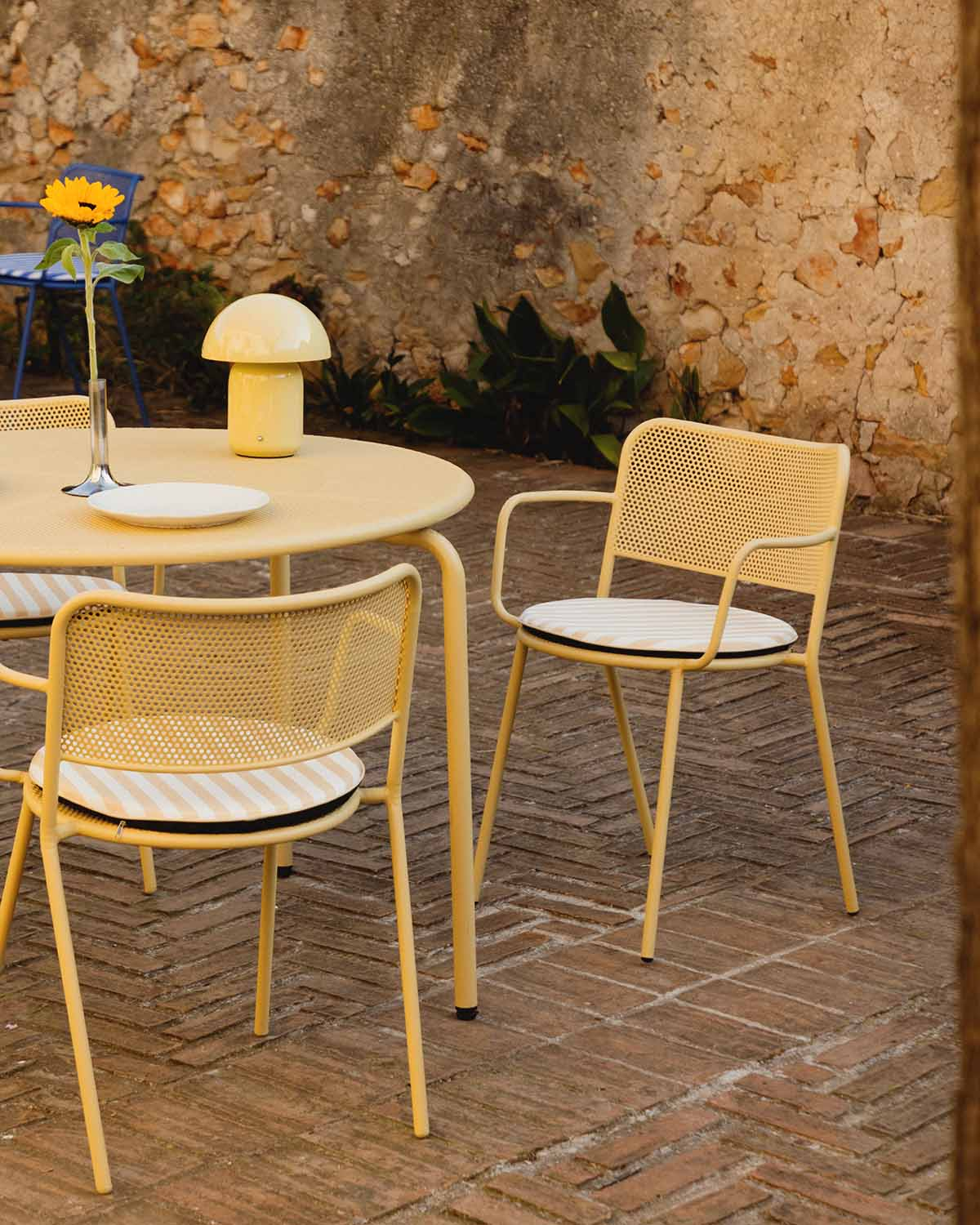 Ensemble Table Ronde d'Extérieur (Ø110 cm) et 4 Chaises avec Accoudoirs en Métal Dorothea, image de la gelerie 3