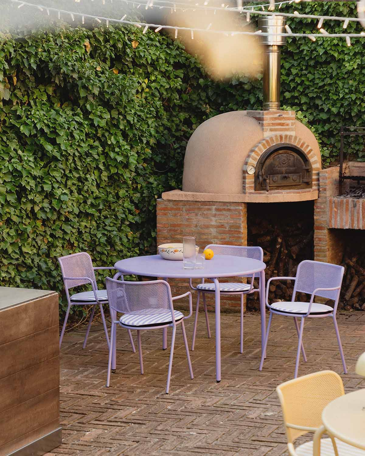 Ensemble Table Ronde d'Extérieur (Ø110 cm) et 4 Chaises avec Accoudoirs en Métal Dorothea, image de la gelerie 2