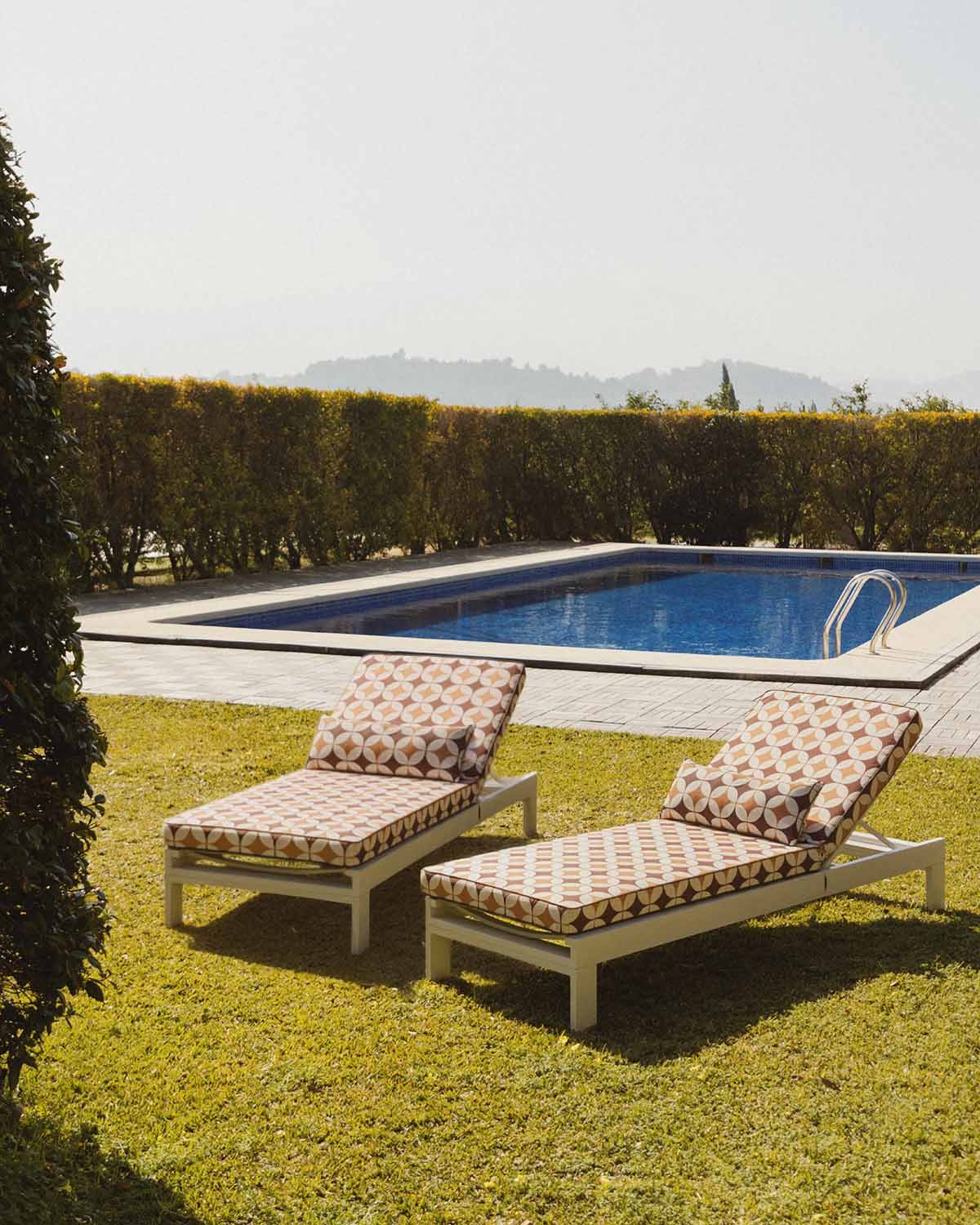 Chaise Longue Inclinable en Aluminium Kreta avec Coussin en Tissu Edimbra, image de la gelerie 2