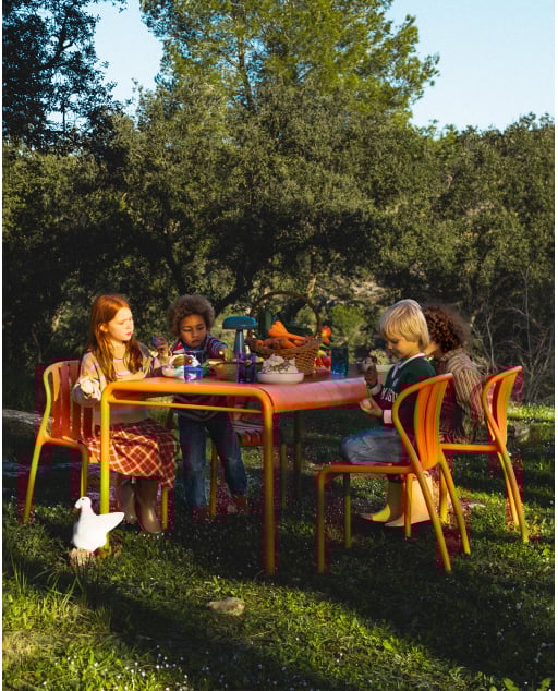 Ensemble Table Rectangulaire (153x90 cm) et 4 Chaises d'Extérieur en Polypropylène Baztan