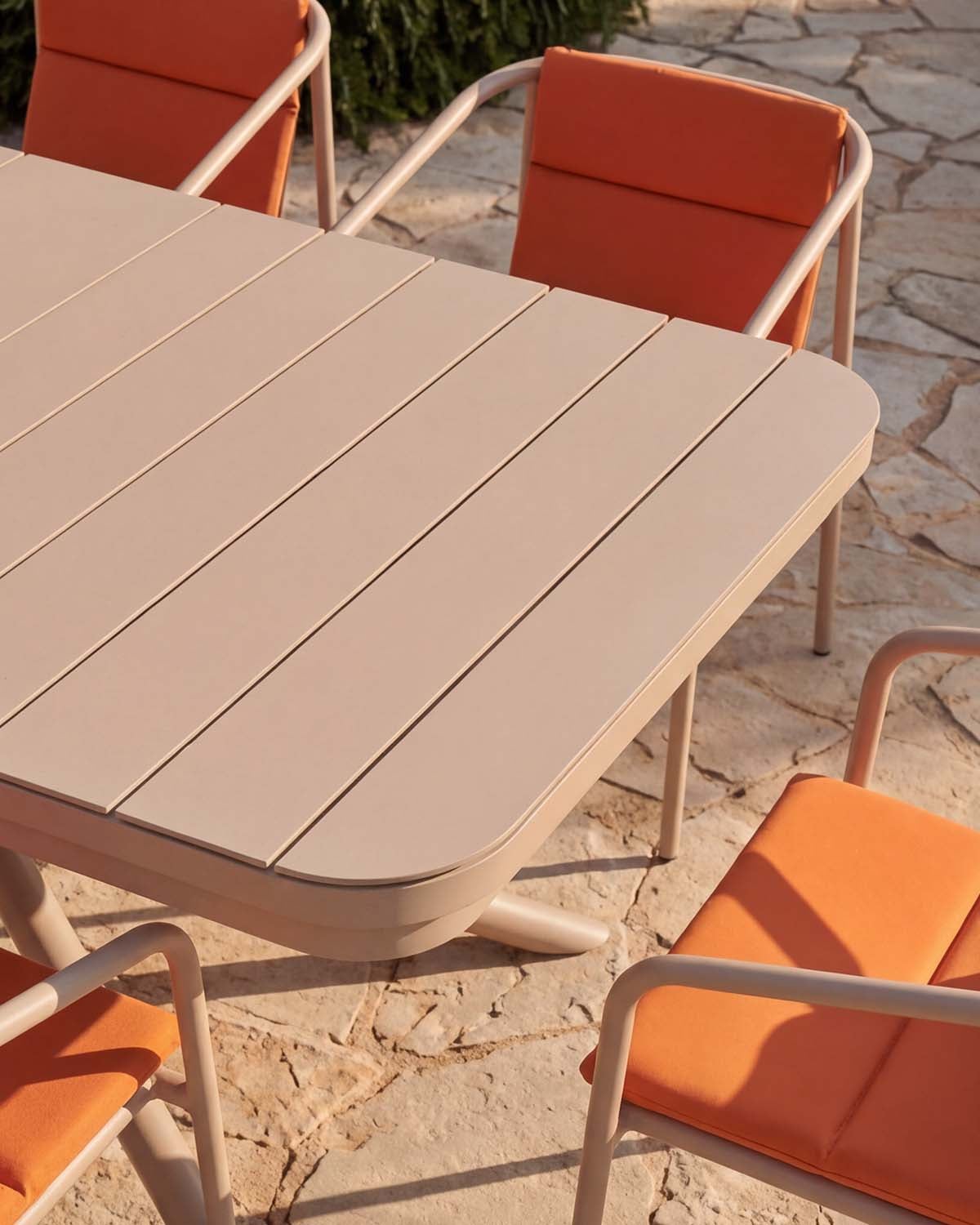 Ensemble Table Rectangulaire Extensible (180-240x90 cm) Kelsey et 6 Fauteuils d'Extérieur en Aluminium Vinke, image de la gelerie 3