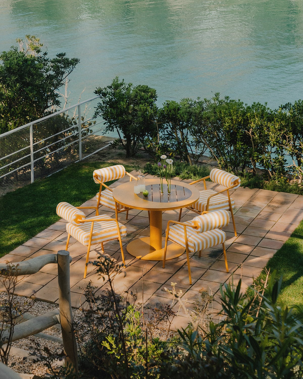 Ensemble Table Ronde (Ø110 cm) Lirae et 4 Fauteuils en Métal Mitha pour Usage Extérieur, image de la gelerie 2