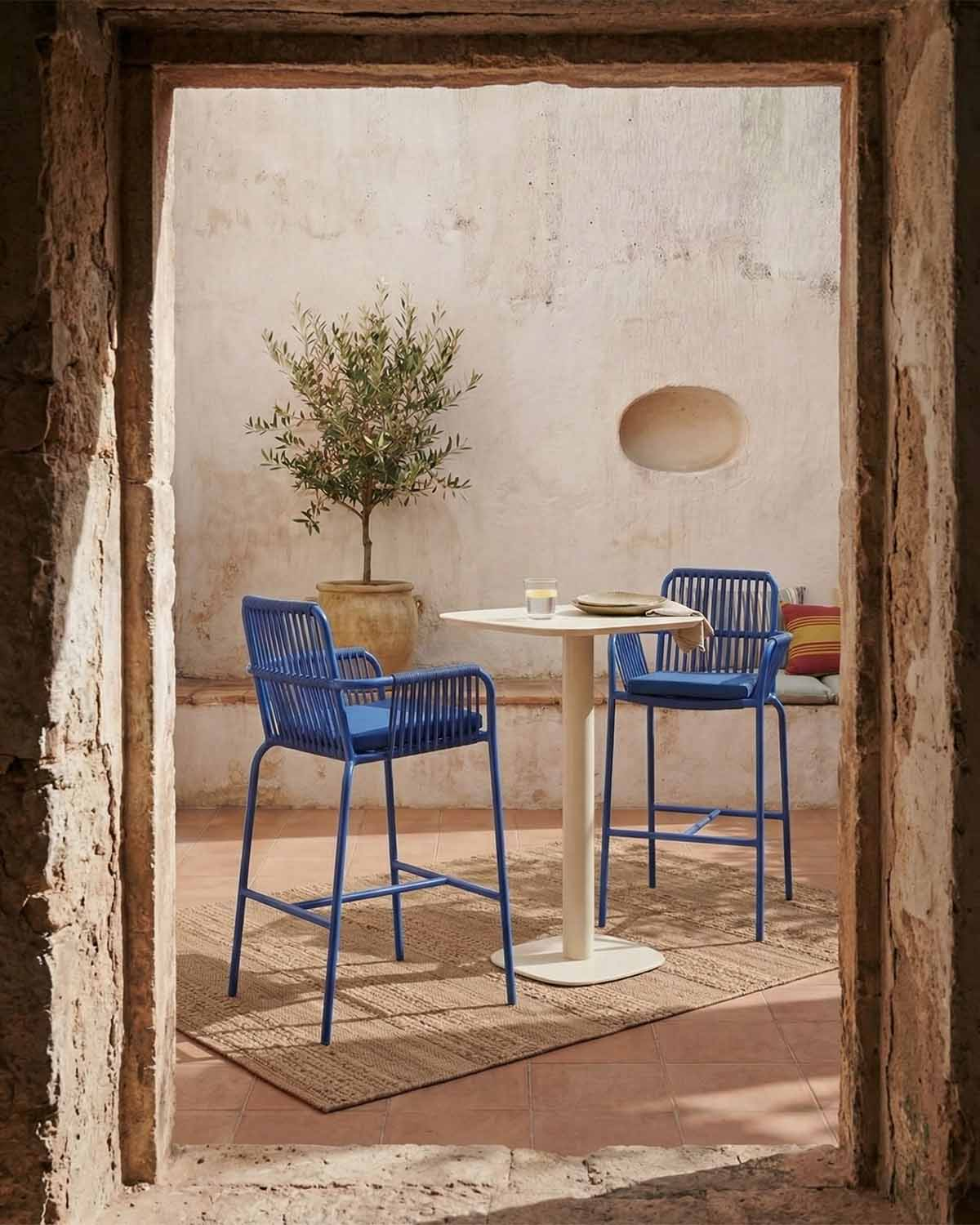 Ensemble Table Haute Carrée (70x70 cm) Zoilo et 2 Tabourets Hauts en Aluminium (75 cm) Drian pour Extérieur, image de la gelerie 2