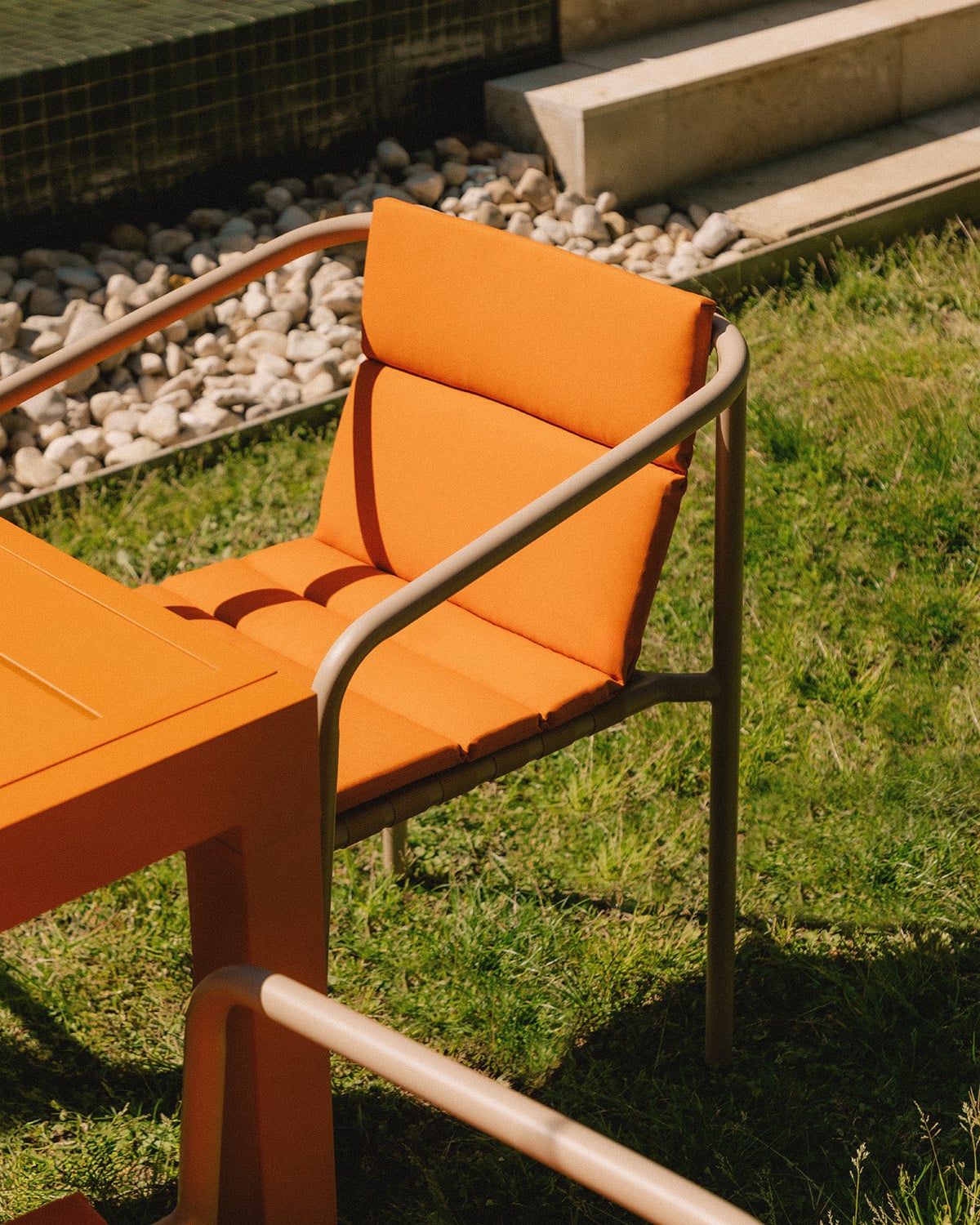 Ensemble Table Extensible Rectangulaire Seila (135-265x100 cm) et 6 Chaises d'Extérieur en Aluminium avec Accoudoirs Vinke, image de la gelerie 6