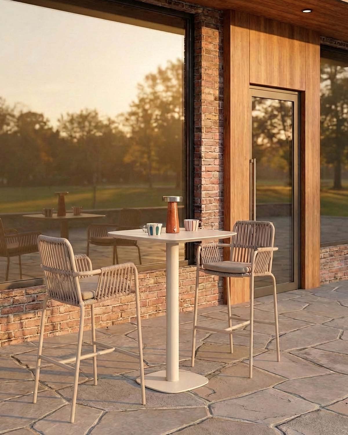 Ensemble Table Haute Carrée (70x70 cm) Zoilo et 2 Tabourets Hauts en Aluminium (75 cm) Drian pour Extérieur, image de la gelerie 2