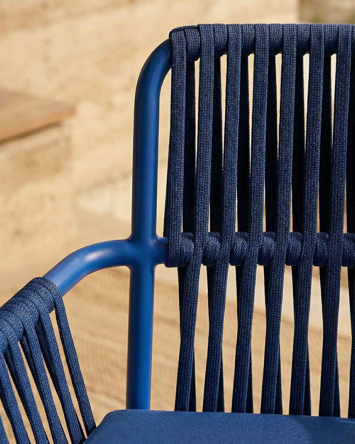 Ensemble Table Haute Ronde (Ø70 cm) Banon et 2 Tabourets Hauts en Aluminium (74 cm) Drian pour Usage Extérieur, image de la gelerie 4