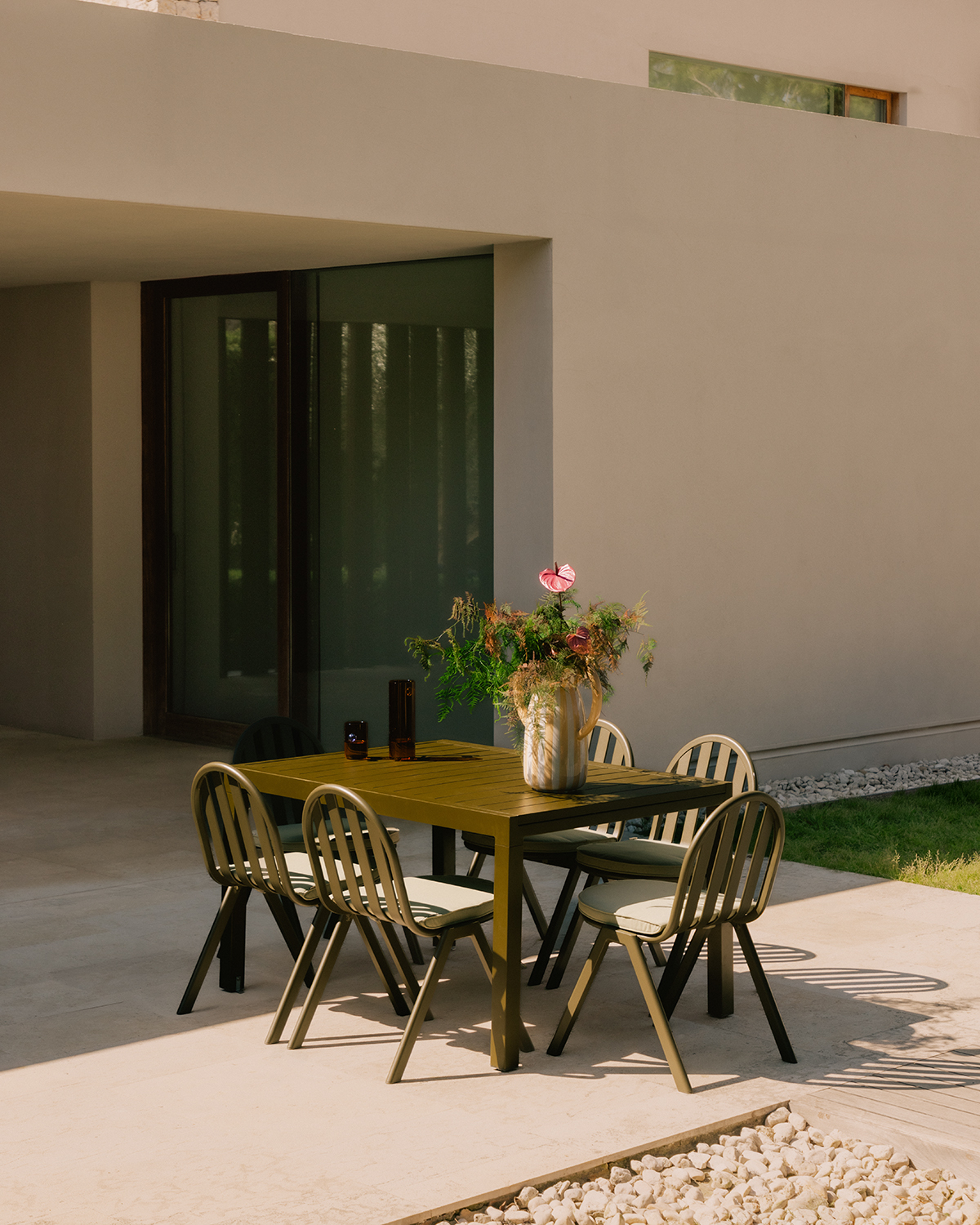 Ensemble Table Extensible Rectangulaire Seila (135-265x100 cm) et 6 Chaises d'Extérieur en Aluminium Llibet, image de la gelerie 2