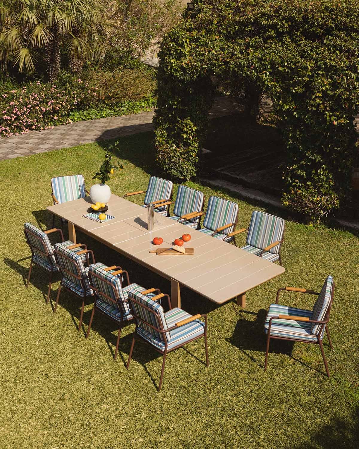 Ensemble Table Rectangulaire Extensible en Bois Ubel (225-330x100 cm) et 10 Chaises d'Extérieur Edimbra avec Accoudoirs en Métal, image de la gelerie 2