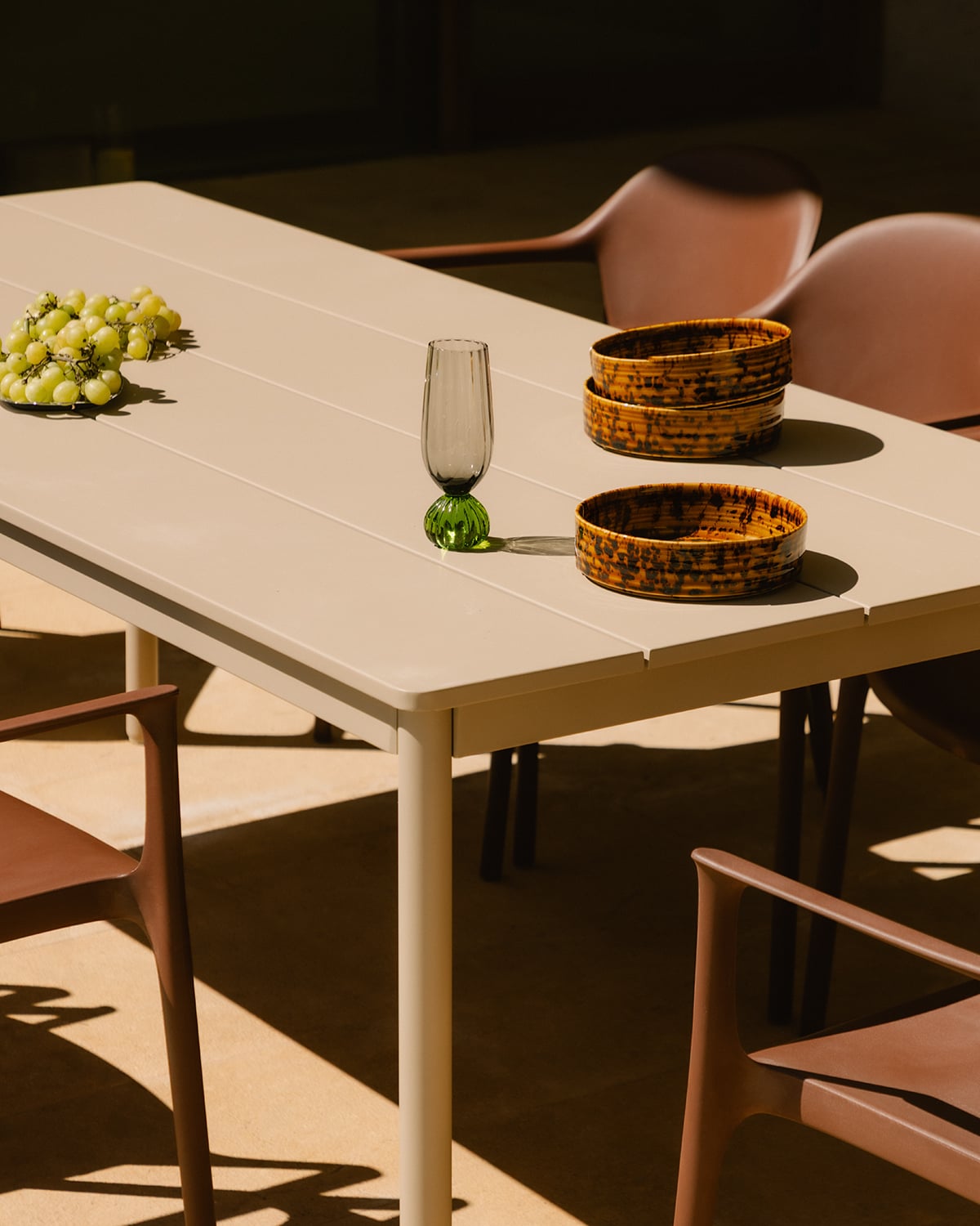 Ensemble Table Rectangulaire en Métal (200x90 cm) Dessie et Fauteuils 8 en Polypropylène Juana d'Extérieur, image de la gelerie 3