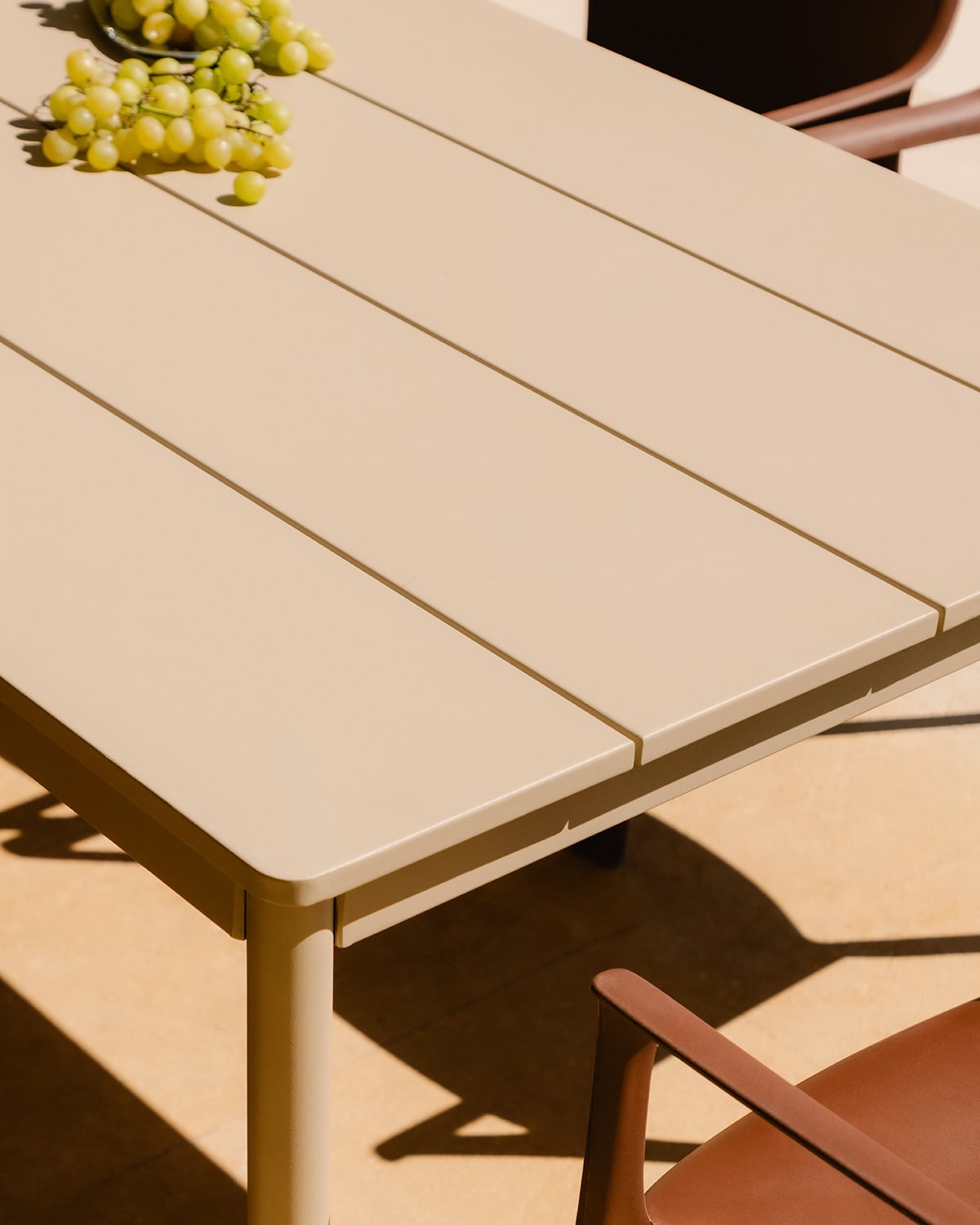 Ensemble Table Rectangulaire en Métal (200x90 cm) Dessie et Fauteuils 8 en Polypropylène Juana d'Extérieur, image de la gelerie 6
