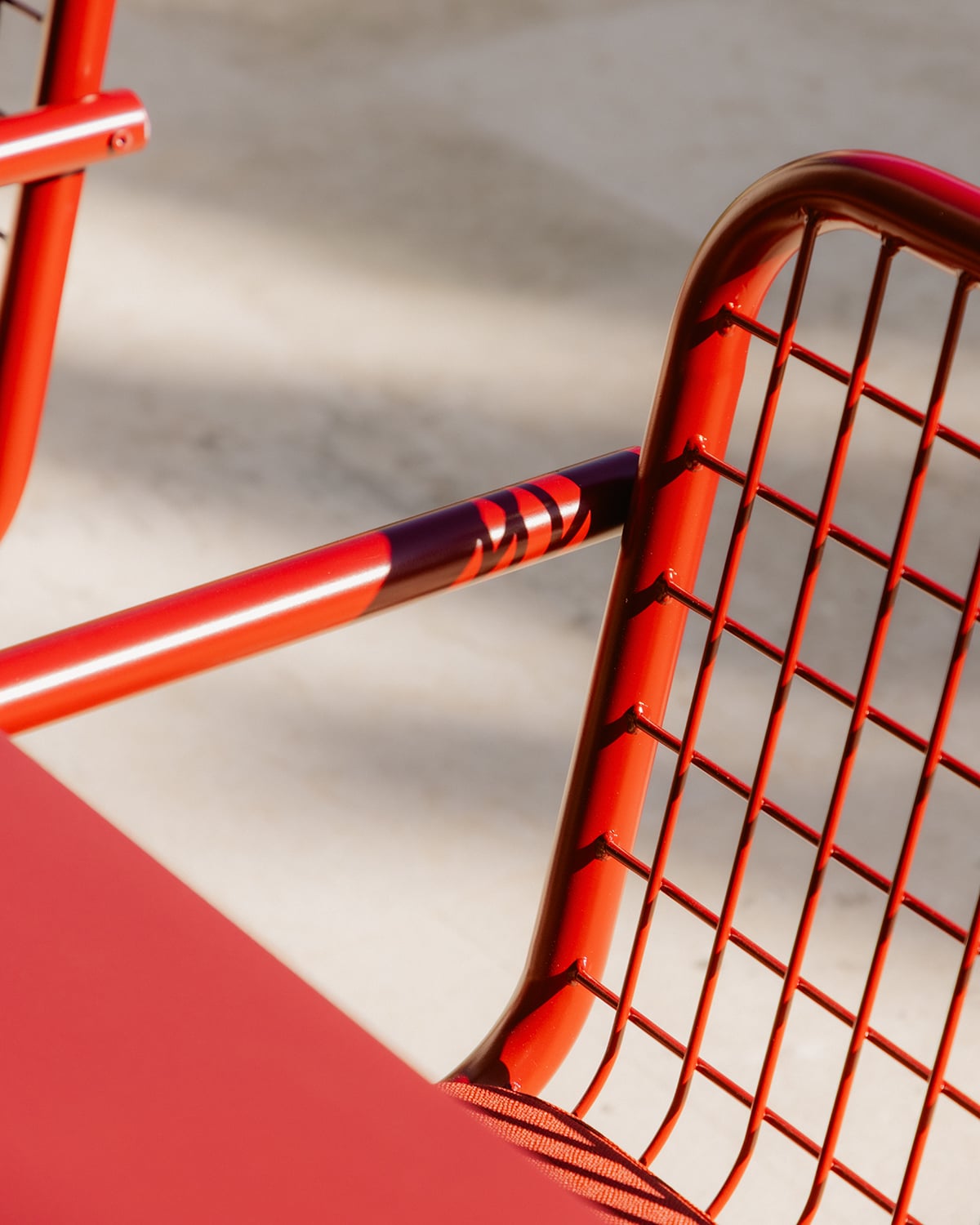 Ensemble Table Rectangulaire (220x110 cm) Lirae et 8 Chaises avec Accoudoirs en Métal Biaritz pour Usage Extérieur, image de la gelerie 6