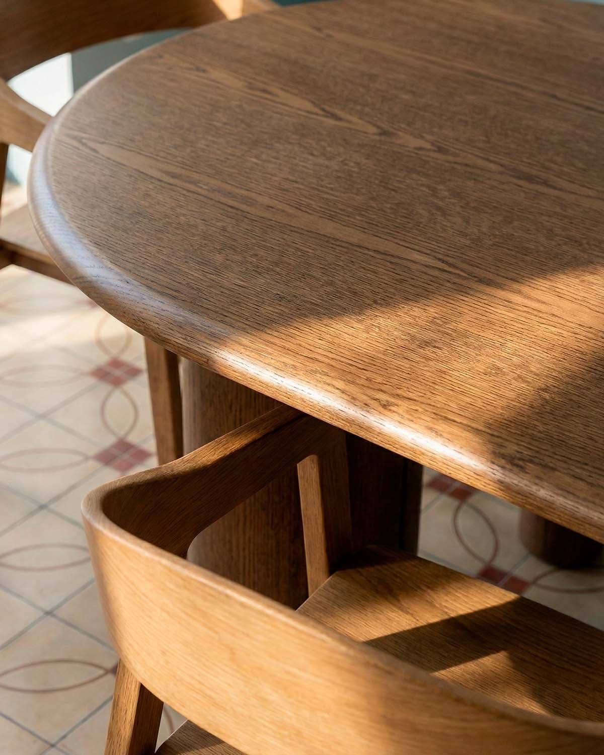 Ensemble Table à Manger ovale Alhie (180 x 100 cm) et 4 Chaises Laly avec Accoudoirs en Bois, image de la gelerie 3