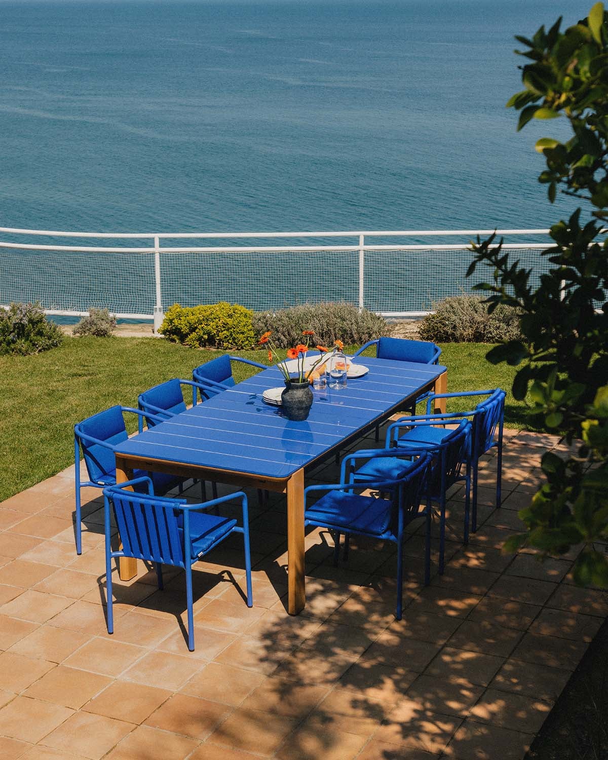 Ensemble Table Extensible Rectangulaires Ubel (225-330x100 cm) et 8 Chaises d'Extérieur Vinke avec Accoudoirs en Métal, image de la gelerie 2