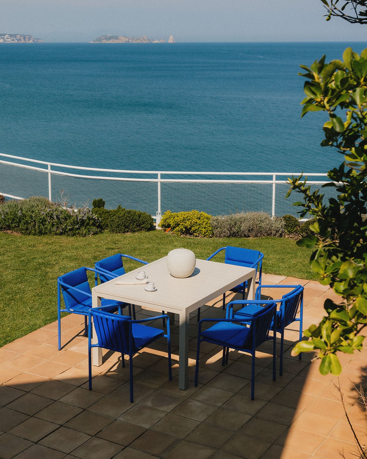 Ensemble avec table extensible rectangulaire 135-265x100 cm Seila et 6 chaises avec accoudoirs en aluminium Vinke pour extérieur, image de la gelerie 2