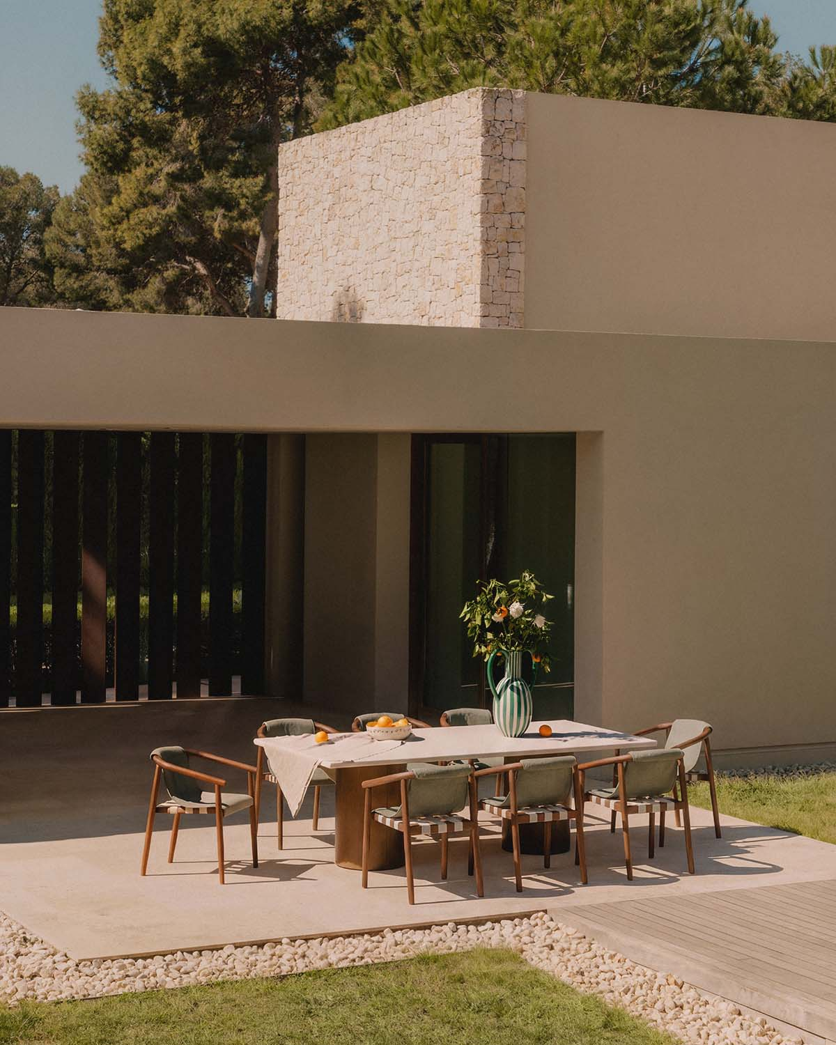 Ensemble Table Rectangulaire en Ciment Eneiza (230x110 cm) et 8 Fauteuils d'Extérieur en Bois Clhoti, image de la gelerie 2