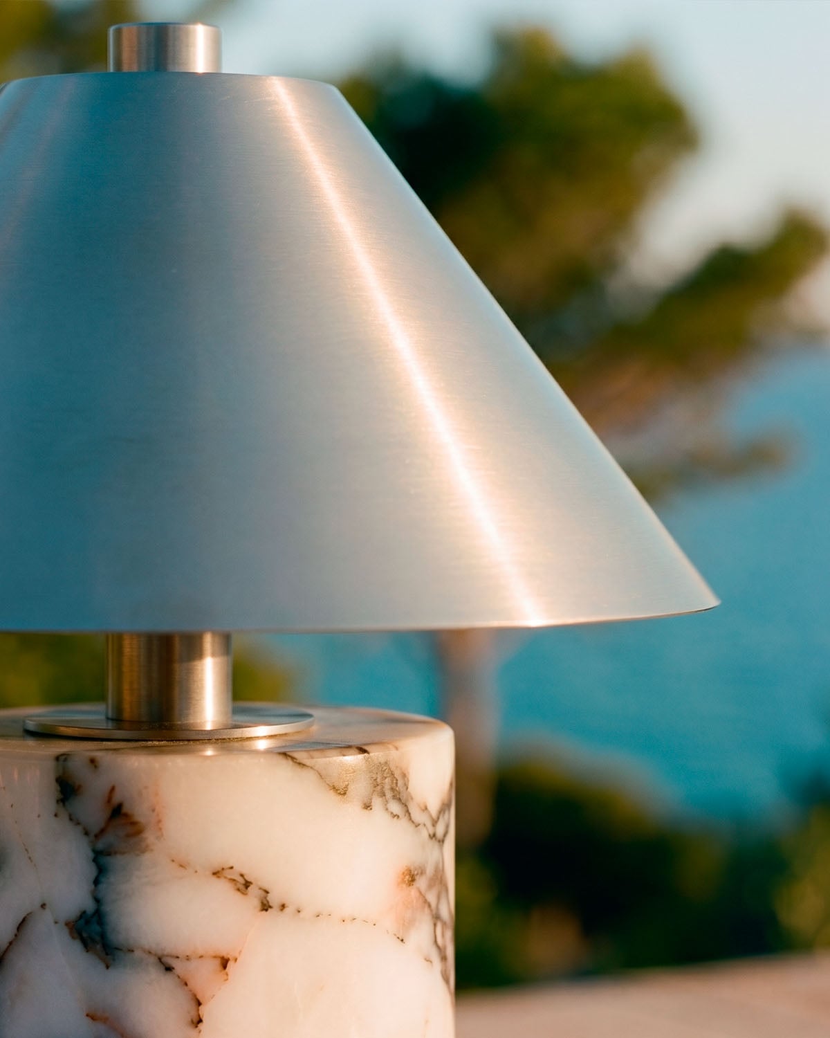 Lampe de Table LED sans Fil d'Extérieur en Marbre et Métal Obely, image de la gelerie 3