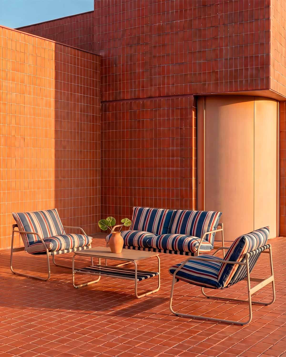 Ensemble de Jardin avec Canapé 2 Places, 2 Fauteuils et Table Basse en Métal et Tissu Ohiane, image de la gelerie 2