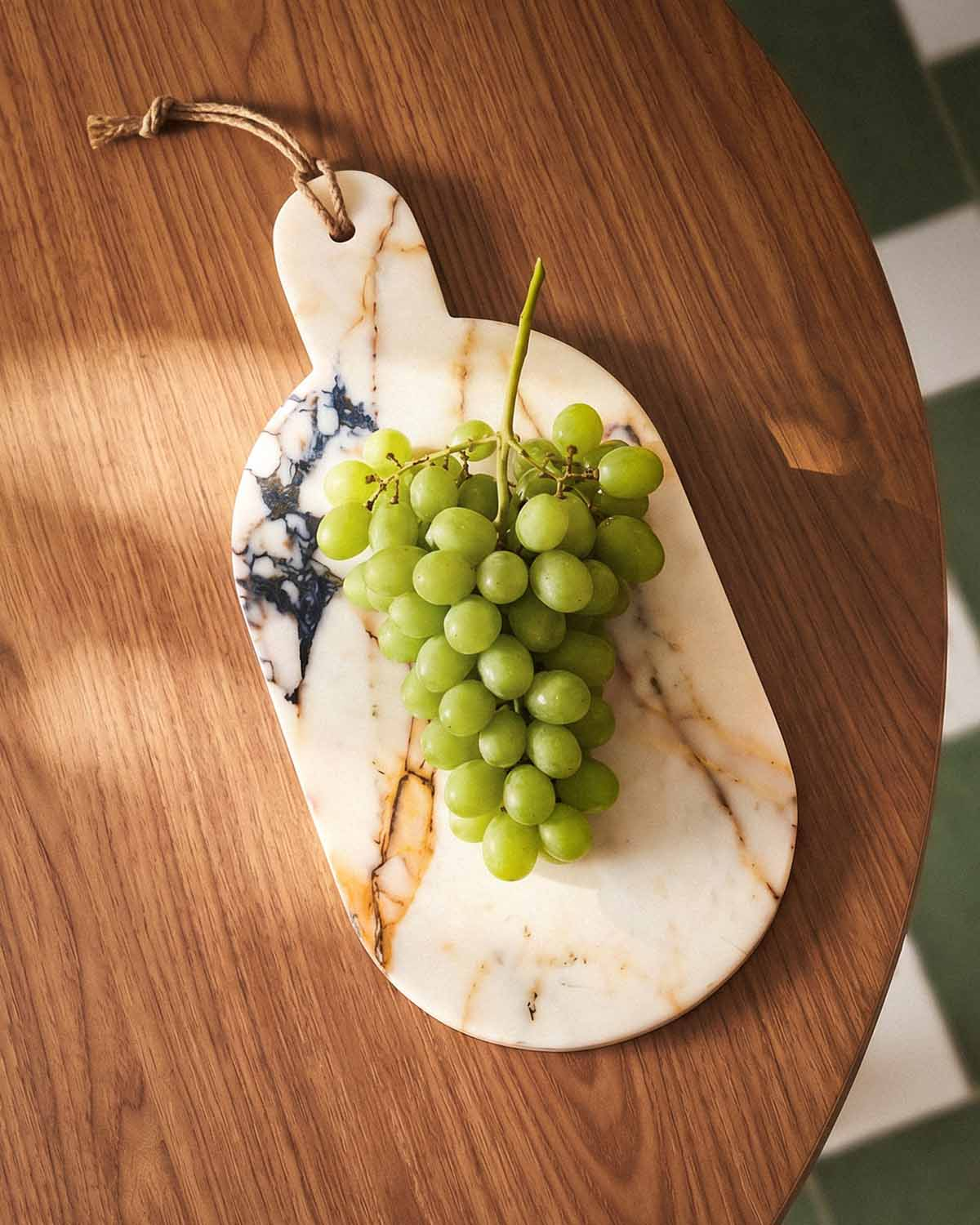 Planche de service ovale 40x20 cm en marbre Tahani, image de la gelerie 2