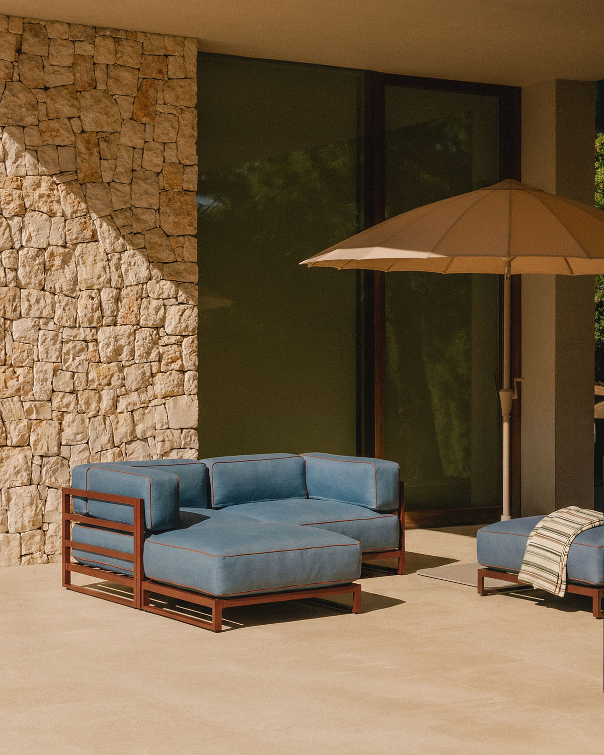 Module d'Angle de Canapé de Jardin Modulaire Kristen 2 Pièces avec Pouf en Métal et Tissu, image de la gelerie 2