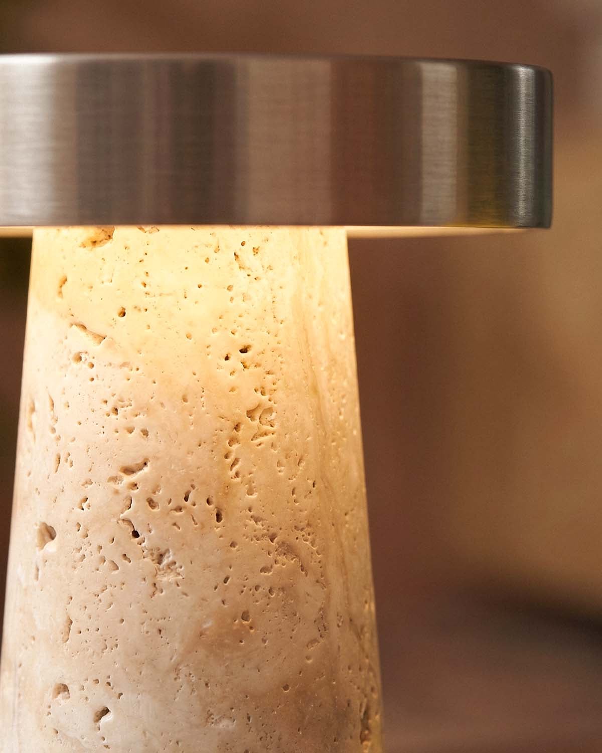 Lampe de table LED sans fil en marbre et métal Mysha, image de la gelerie 3