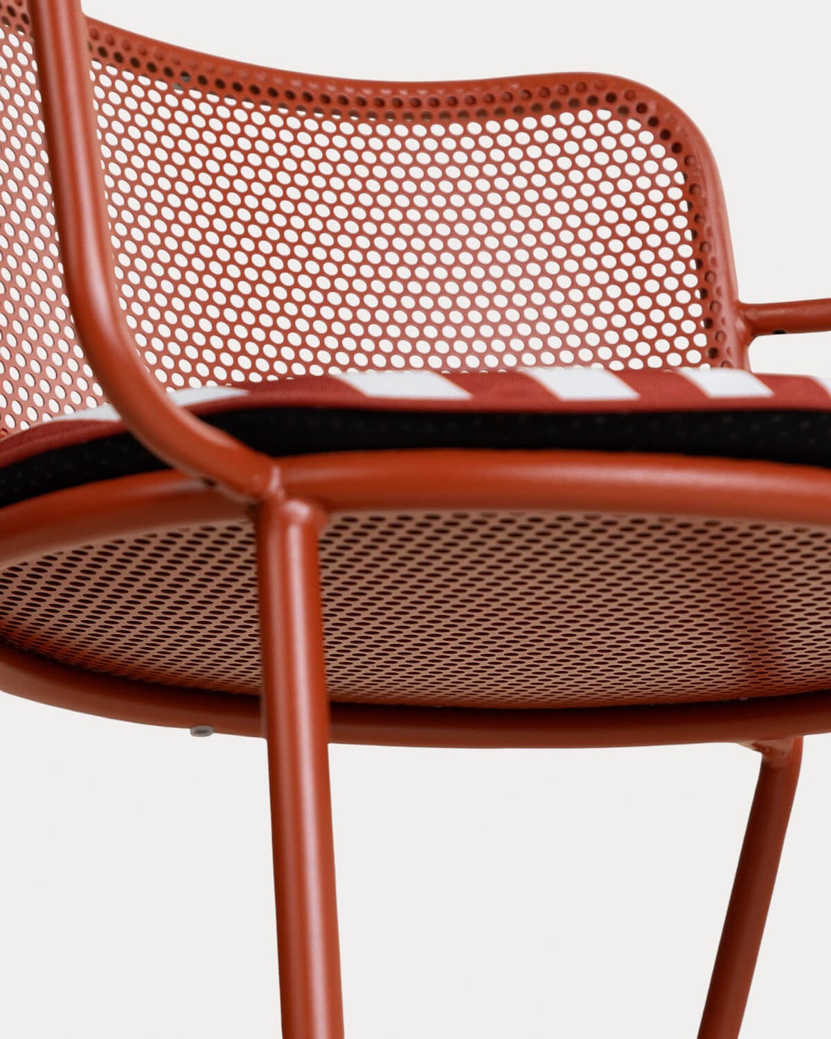 Ensemble Table Ronde d'Extérieur (Ø110 cm) et 4 Chaises avec Accoudoirs en Métal Dorothea, image de la gelerie 8