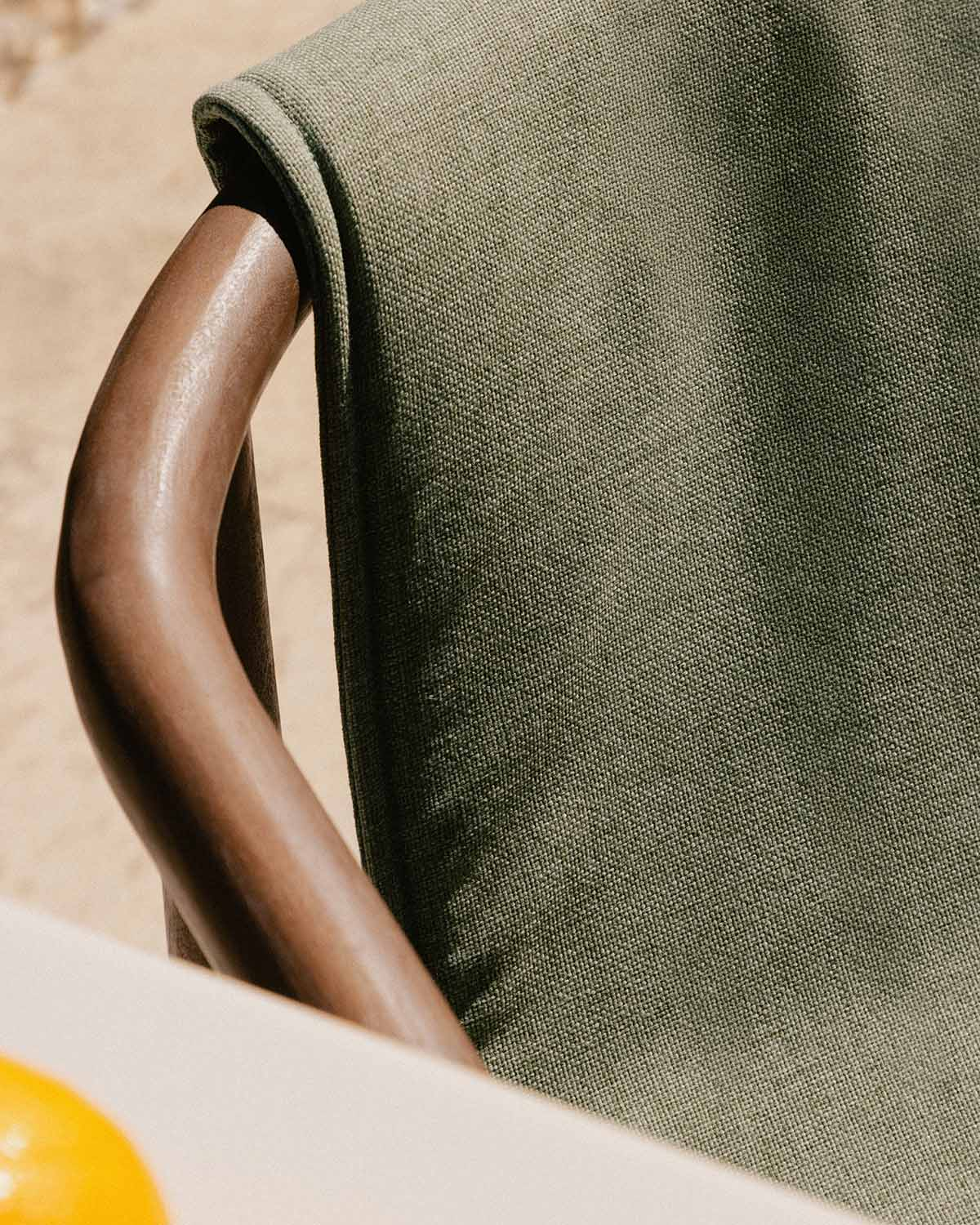Pack 2 chaises d'extérieur en bois d'eucalyptus et tissu Clhoti, image de la gelerie 3