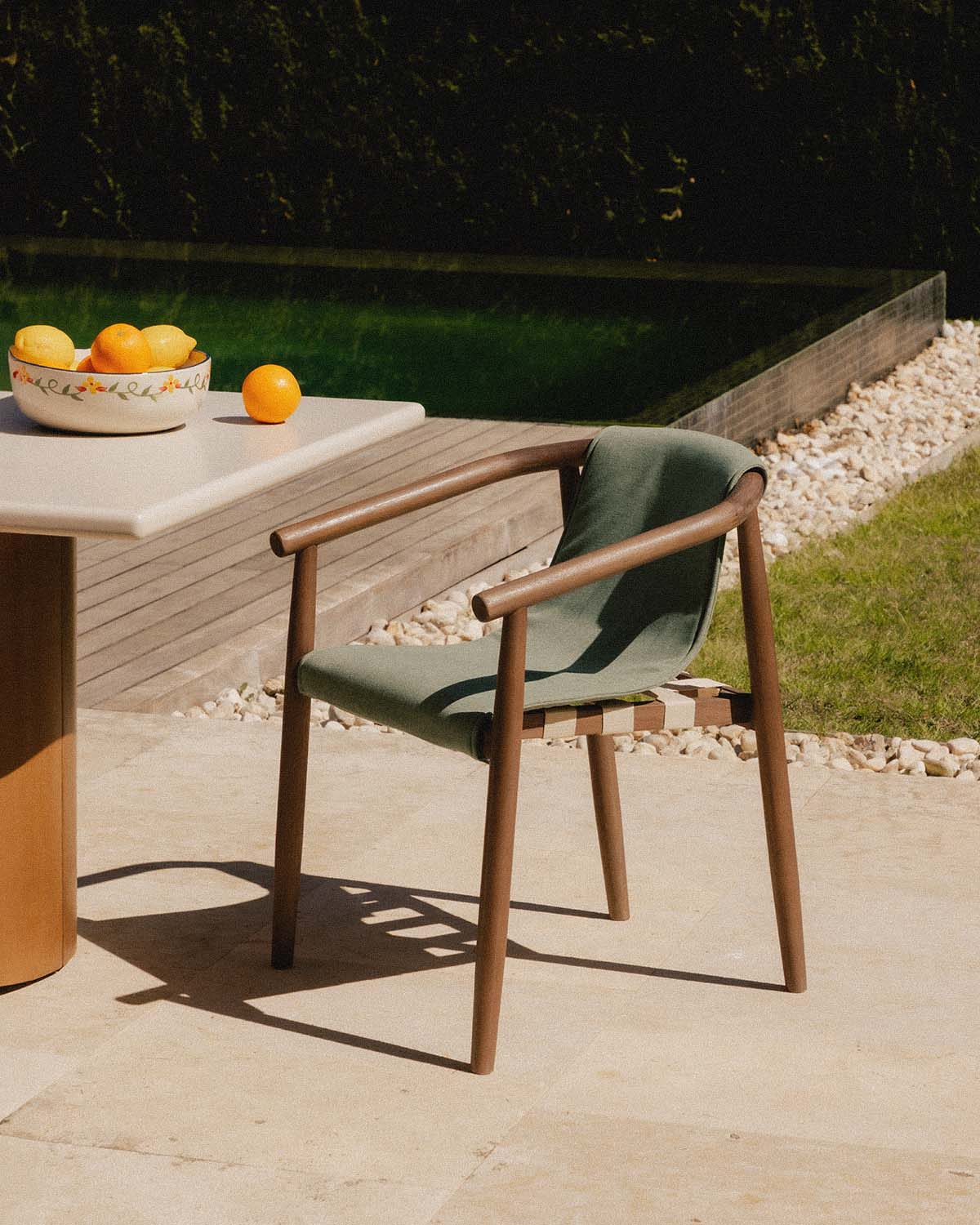 Pack 2 chaises d'extérieur en bois d'eucalyptus et tissu Clhoti, image de la gelerie 2