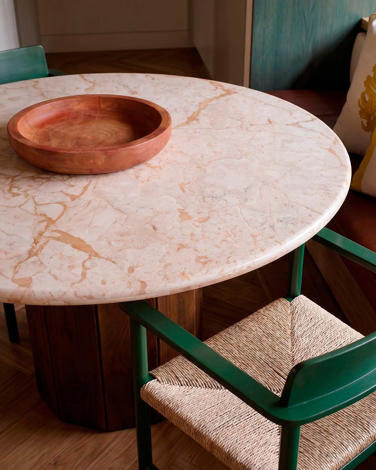Table de Salle à Manger Ronde en Marbre et Bois de Manguier (Ø130 cm) Xanthe, image de la gelerie 3