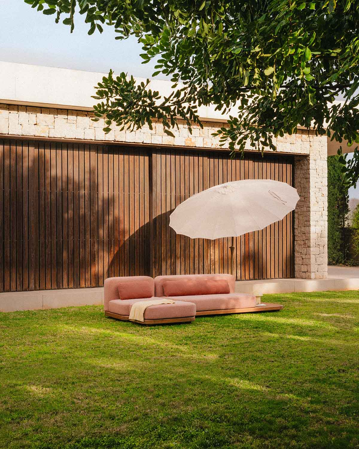 Canapé modulaire de jardin 2 pièces avec module canapé, module central et module pouf en bois d'acacia et tissu Redik, image de la gelerie 2