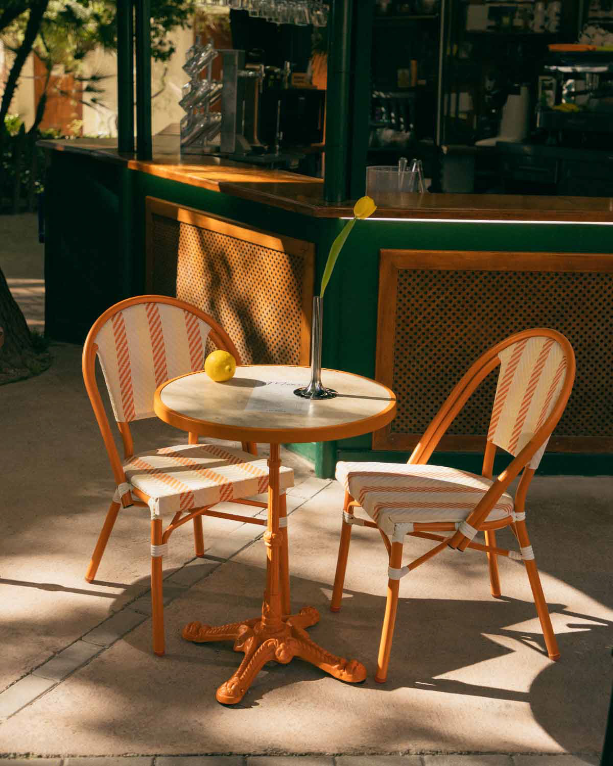 Ensemble avec table ronde Ø60 cm et 2 chaises d'extérieur en métal et rotin synthétique Yona Bistro, image de la gelerie 2