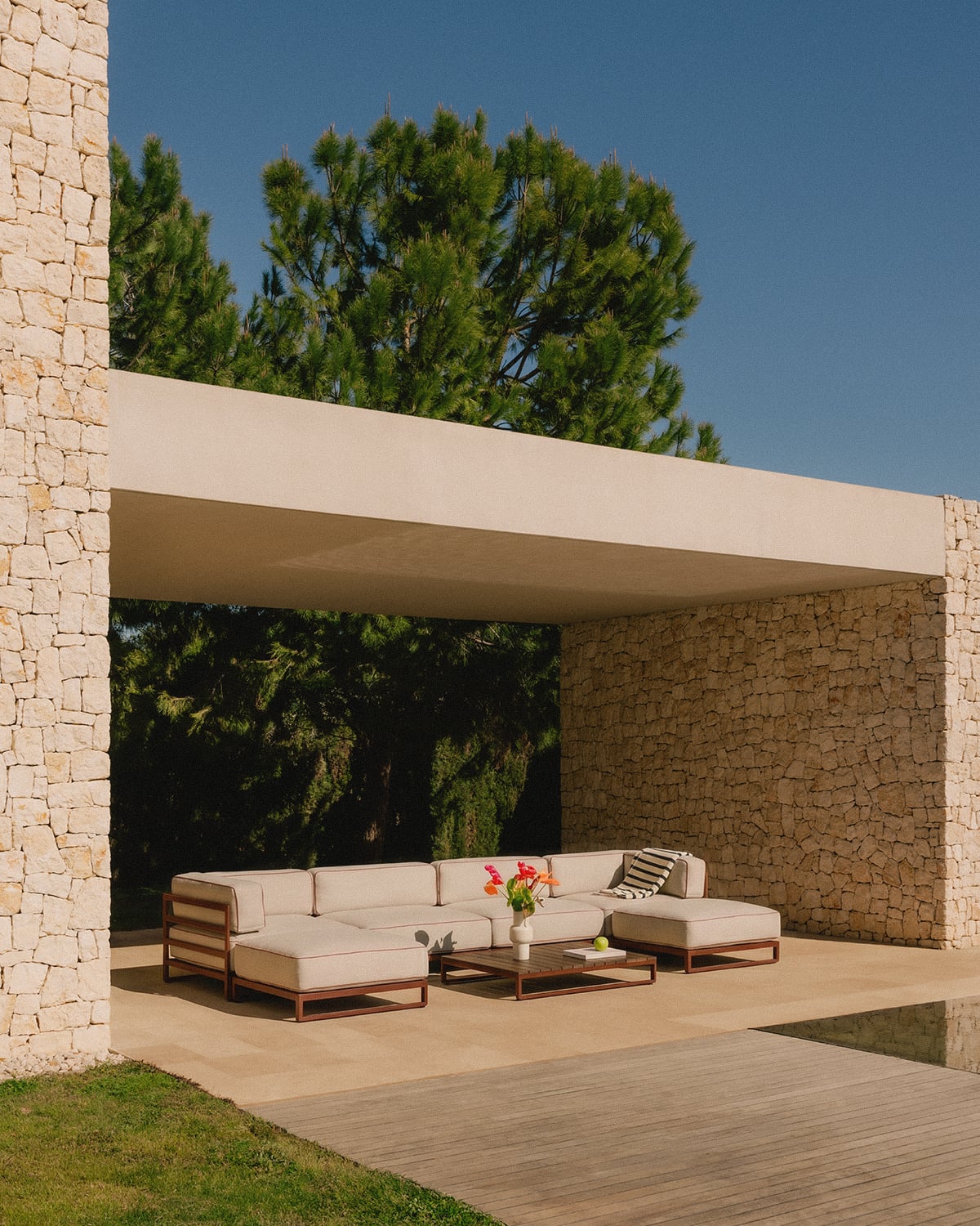 Ensemble de Jardin avec 2 Modules d'Angle, 2 Modules Centraux, 2 Poufs et une Table Basse en Métal et Tissu Kristen, image de la gelerie 2
