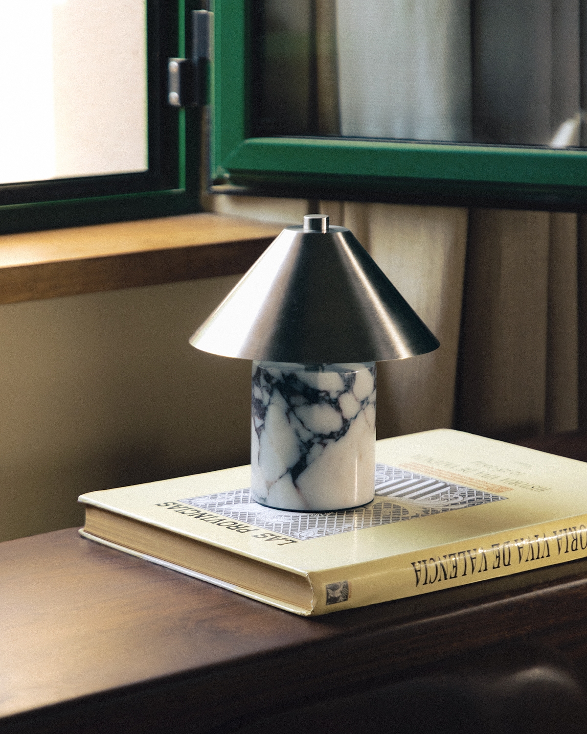 Lampe de Table LED sans fil en Marbre et Métal Obely, image de la gelerie 2