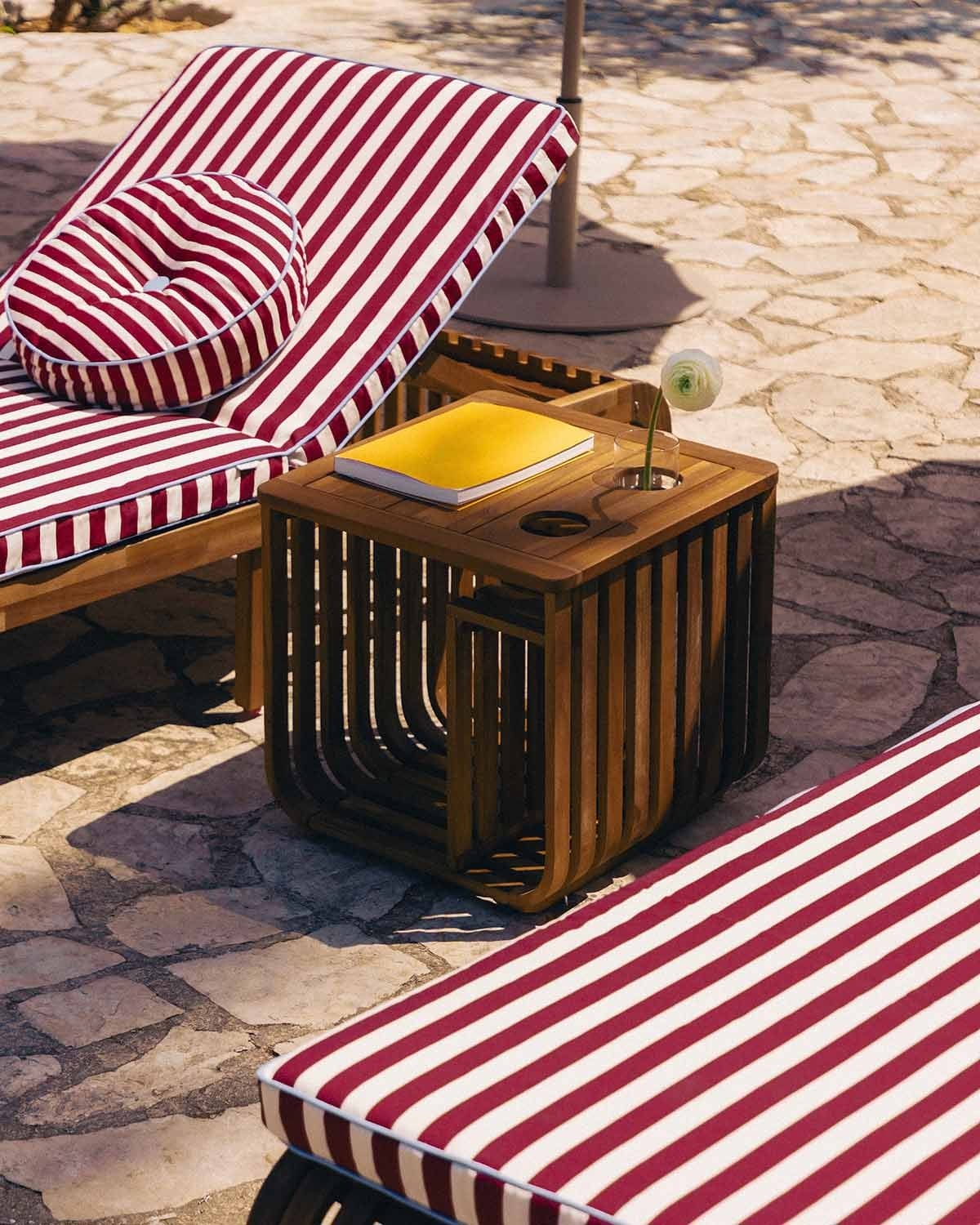 Table d'appoint d'extérieur 45x45 cm en bois d'acacia Hazan, image de la gelerie 2