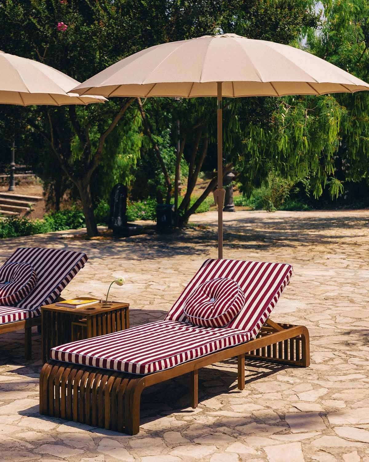 Bain de soleil inclinable en bois d'acacia avec coussin en tissu Hazan, image de la gelerie 2