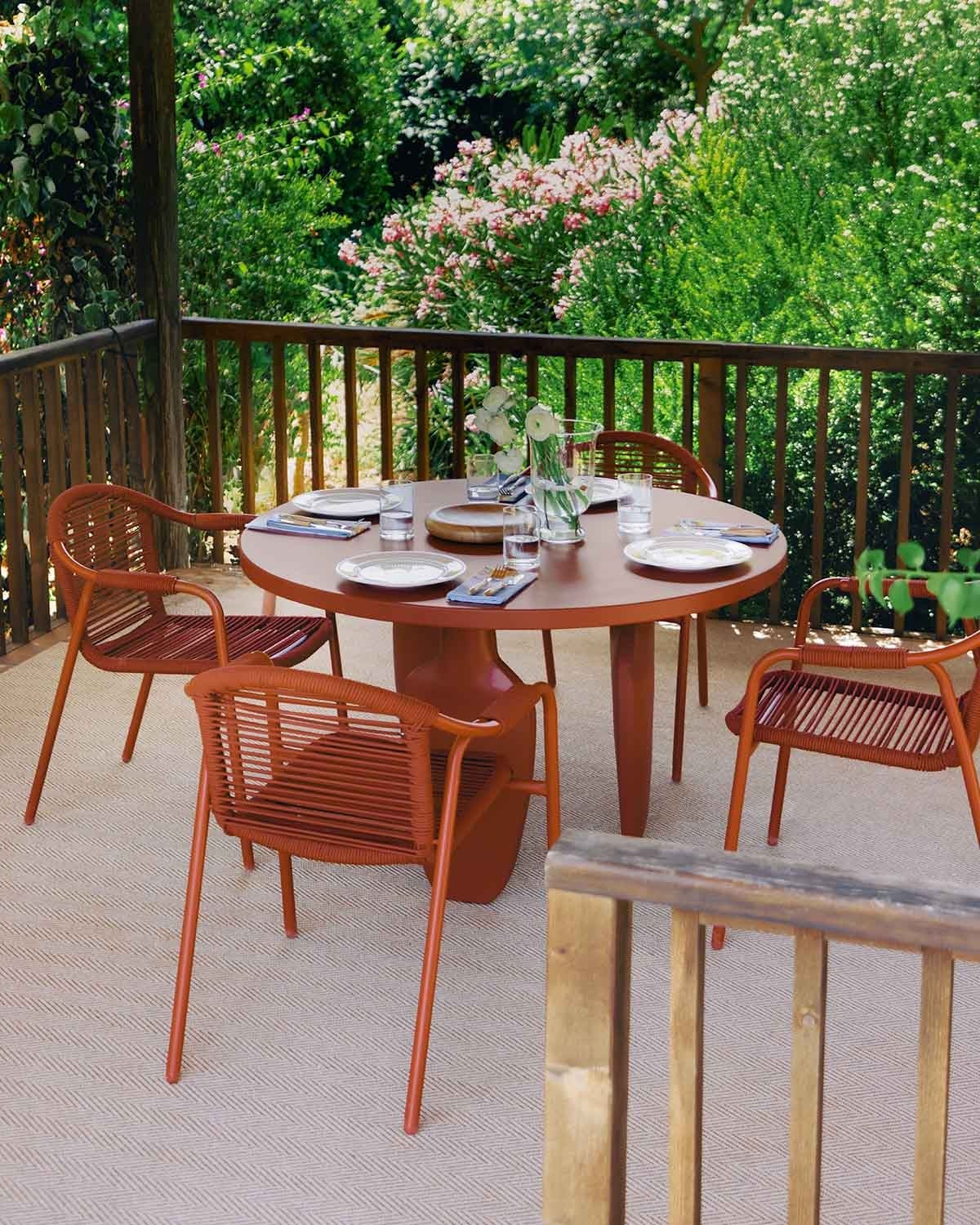 Ensemble avec table ronde Ø120 cm Ylena en ciment et 4 chaises avec accoudoirs en métal et corde Murna pour extérieur, image de la gelerie 2